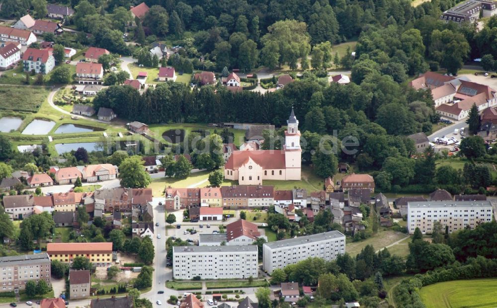 Boitzenburg von oben - Kirchenschiff der Pfarrkirche St. Marien auf dem Berge in Boitzenburg in der Uckermark im Bundesland Brandenburg