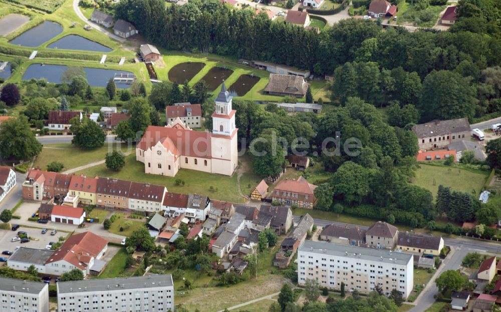 Boitzenburg aus der Vogelperspektive: Kirchenschiff der Pfarrkirche St. Marien auf dem Berge in Boitzenburg in der Uckermark im Bundesland Brandenburg