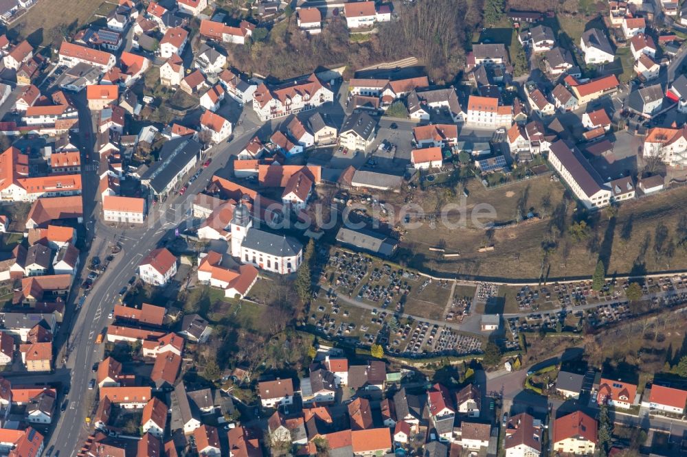 Lautertal (Odenwald) aus der Vogelperspektive: Kirchenturm am Kirchengebäude der Evangelischen Kirche Reichenbach in Lautertal (Odenwald) im Bundesland Hessen, Deutschland