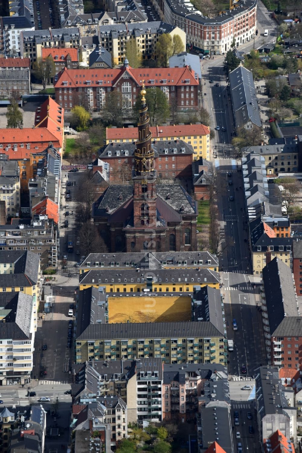 Luftbild Kopenhagen - Kirchenturm am Kirchengebäude der Vor Frelsers Kirke Sankt an der Annae Gade in Kopenhagen in Region Hovedstaden, Dänemark