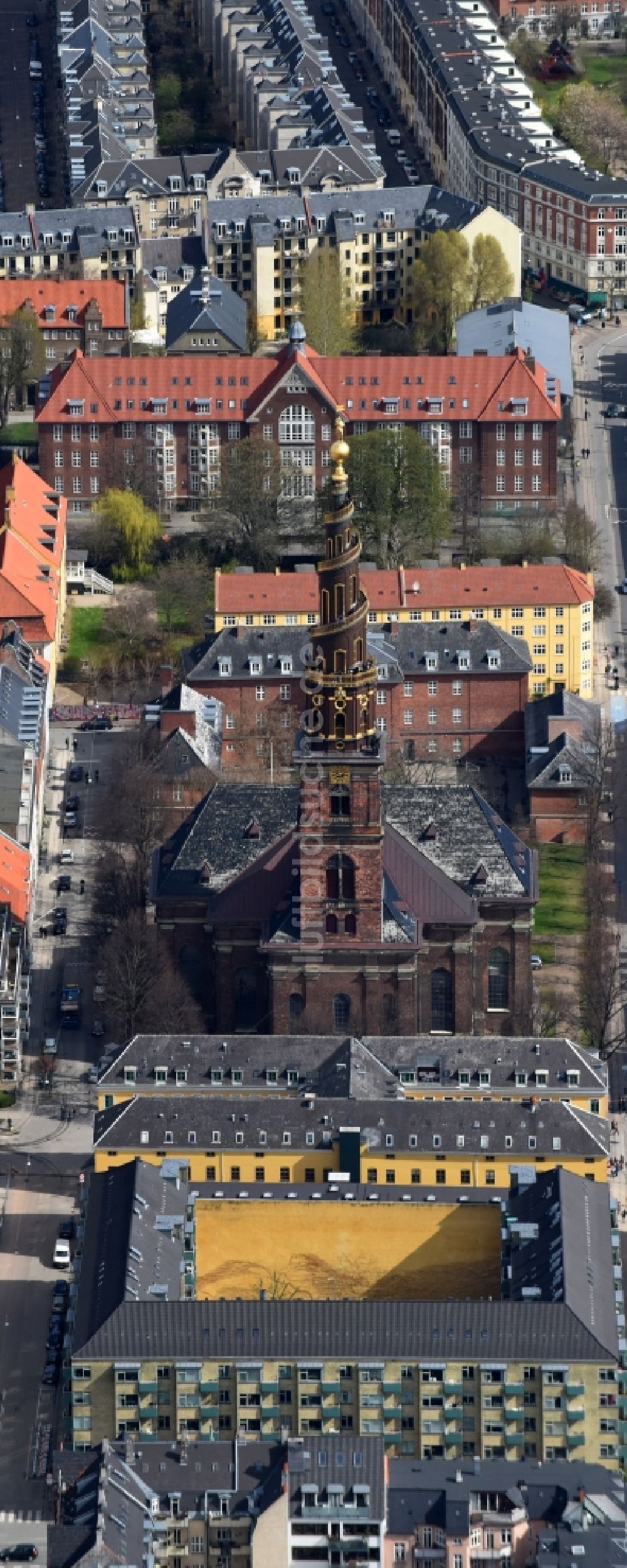 Luftaufnahme Kopenhagen - Kirchenturm am Kirchengebäude der Vor Frelsers Kirke Sankt an der Annae Gade in Kopenhagen in Region Hovedstaden, Dänemark