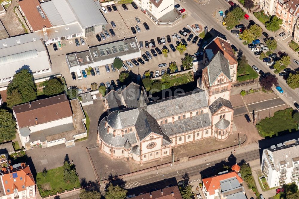 Karlsruhe von oben - Kirchenturm am Kirchengebäude der katholischen Kirche St. Bonifatius im Ortsteil Weststadt in Karlsruhe im Bundesland Baden-Württemberg, Deutschland