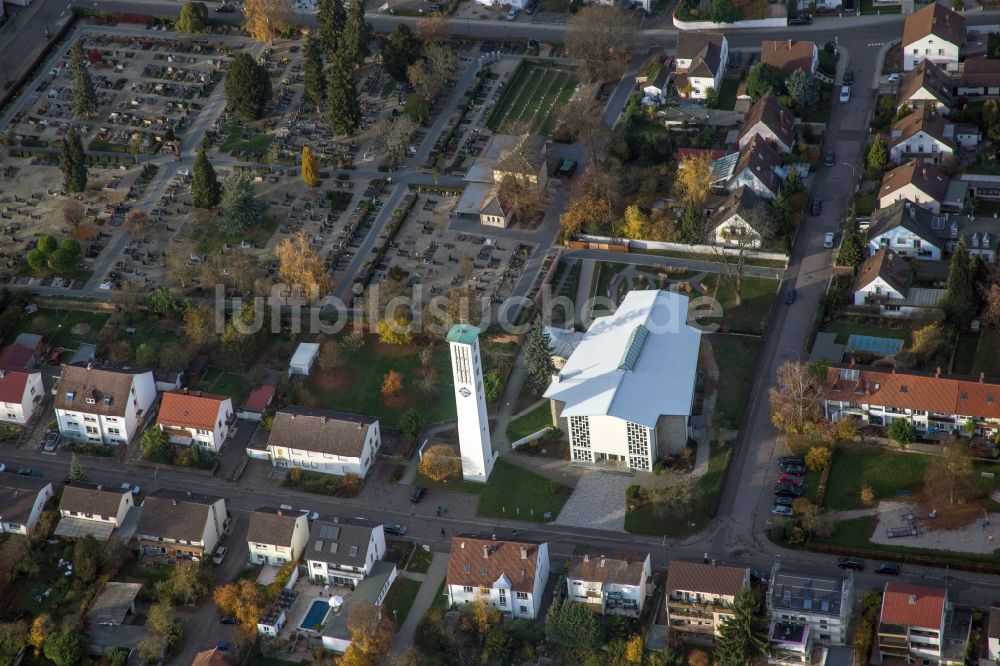 Luftaufnahme Kandel - Kirchenturm am Kirchengebäude der katholischen St.Pius Gemeinde in Kandel im Bundesland Rheinland-Pfalz, Deutschland