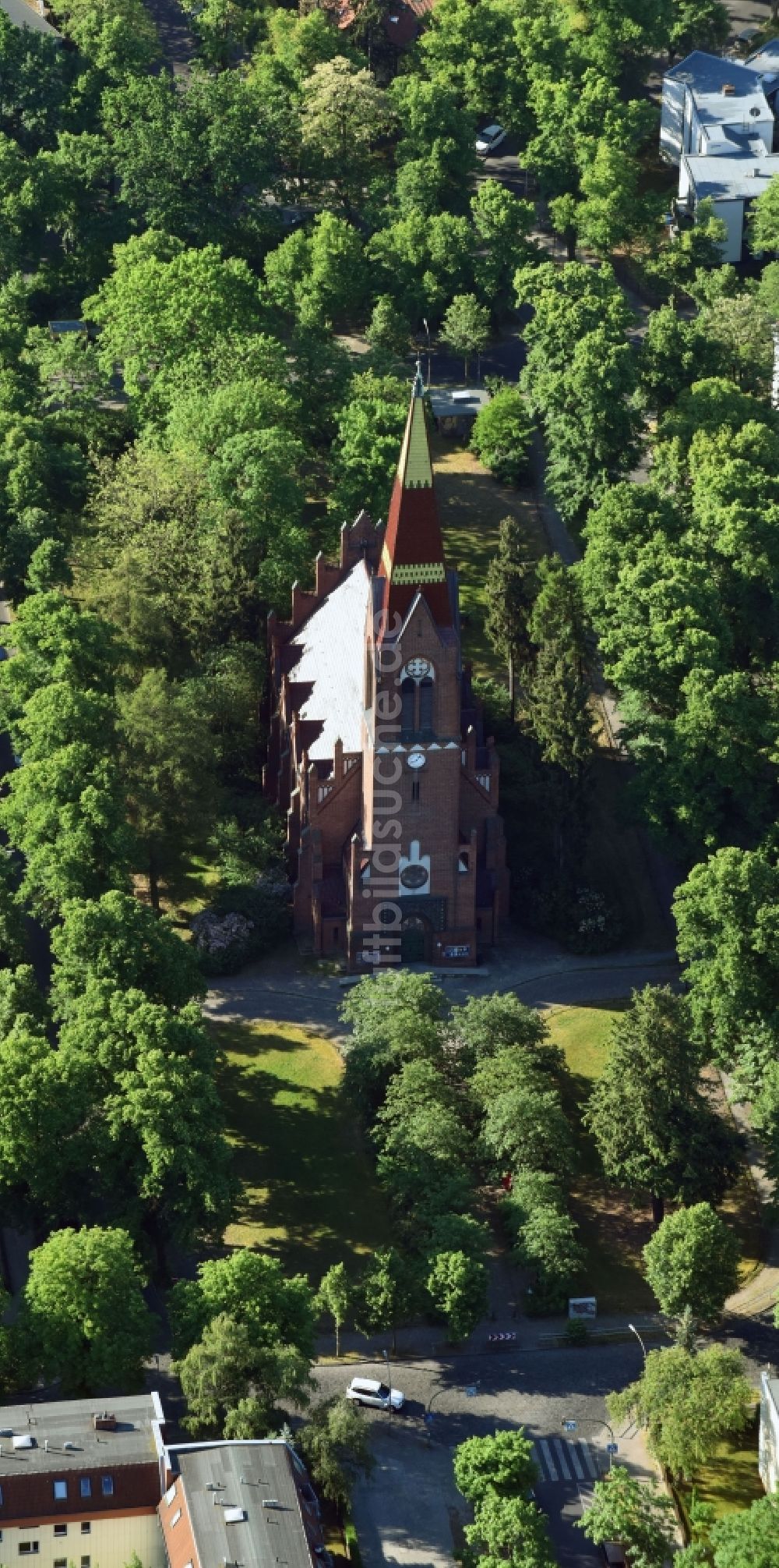 Luftaufnahme Berlin - Kirchenturm am Kirchengebäude der Petruskirche in Berlin Lichterfelde, Deutschland