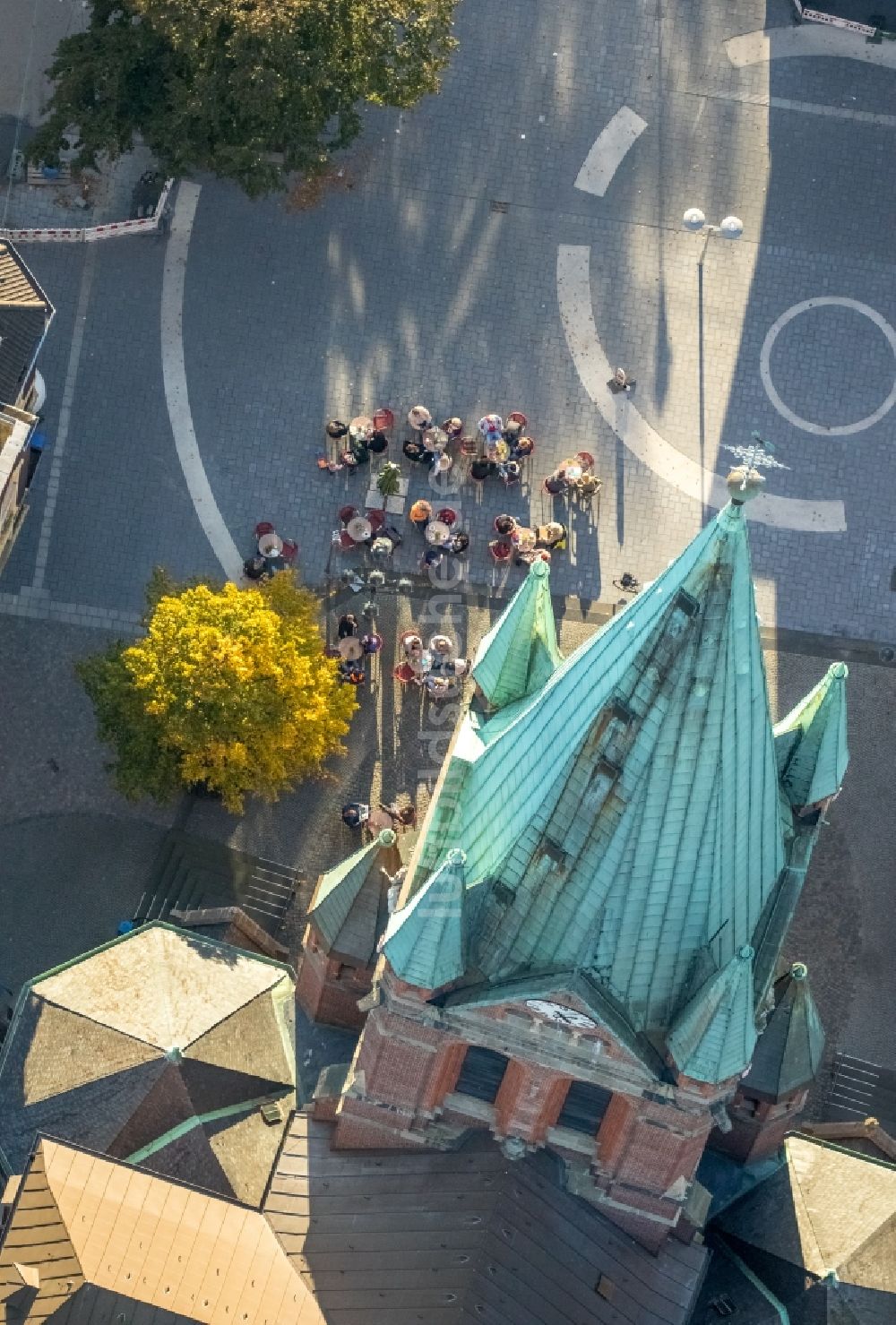 Luftaufnahme Gladbeck - Kirchenturm am Kirchengebäude der Propsteikirche St.Lamberti in Gladbeck im Bundesland Nordrhein-Westfalen