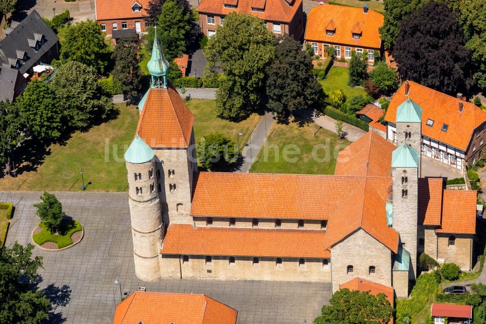 Freckenhorst von oben - Kirchenturm am Kirchengebäude - Schloß Freckenhorst im Bundesland Nordrhein-Westfalen, Deutschland