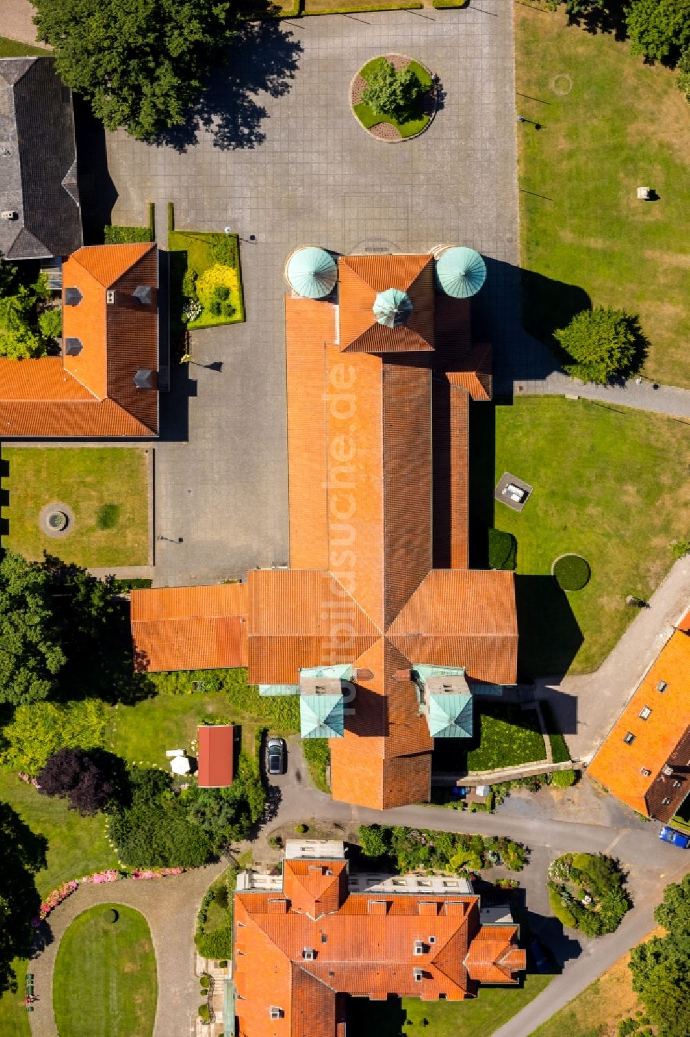 Freckenhorst aus der Vogelperspektive: Kirchenturm am Kirchengebäude - Schloß Freckenhorst im Bundesland Nordrhein-Westfalen, Deutschland