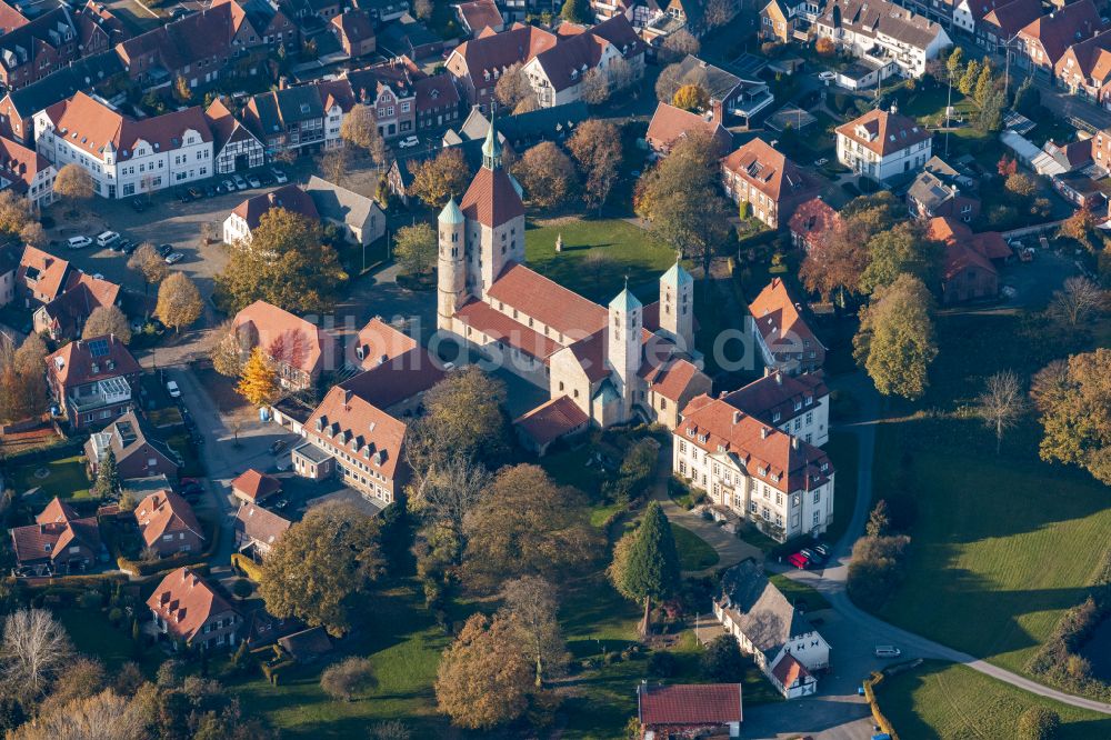 Freckenhorst von oben - Kirchenturm am Kirchengebäude - Schloß Freckenhorst im Bundesland Nordrhein-Westfalen, Deutschland