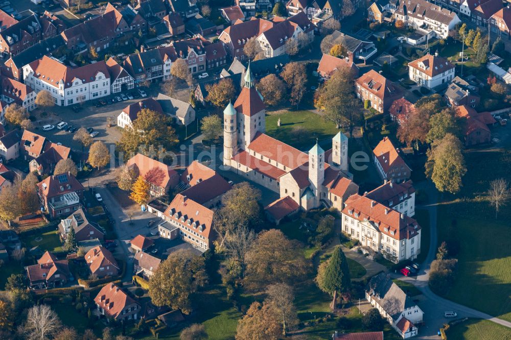 Freckenhorst aus der Vogelperspektive: Kirchenturm am Kirchengebäude - Schloß Freckenhorst im Bundesland Nordrhein-Westfalen, Deutschland