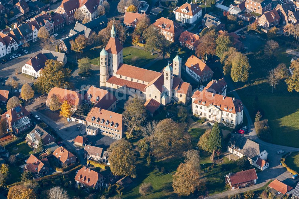 Luftbild Freckenhorst - Kirchenturm am Kirchengebäude - Schloß Freckenhorst im Bundesland Nordrhein-Westfalen, Deutschland