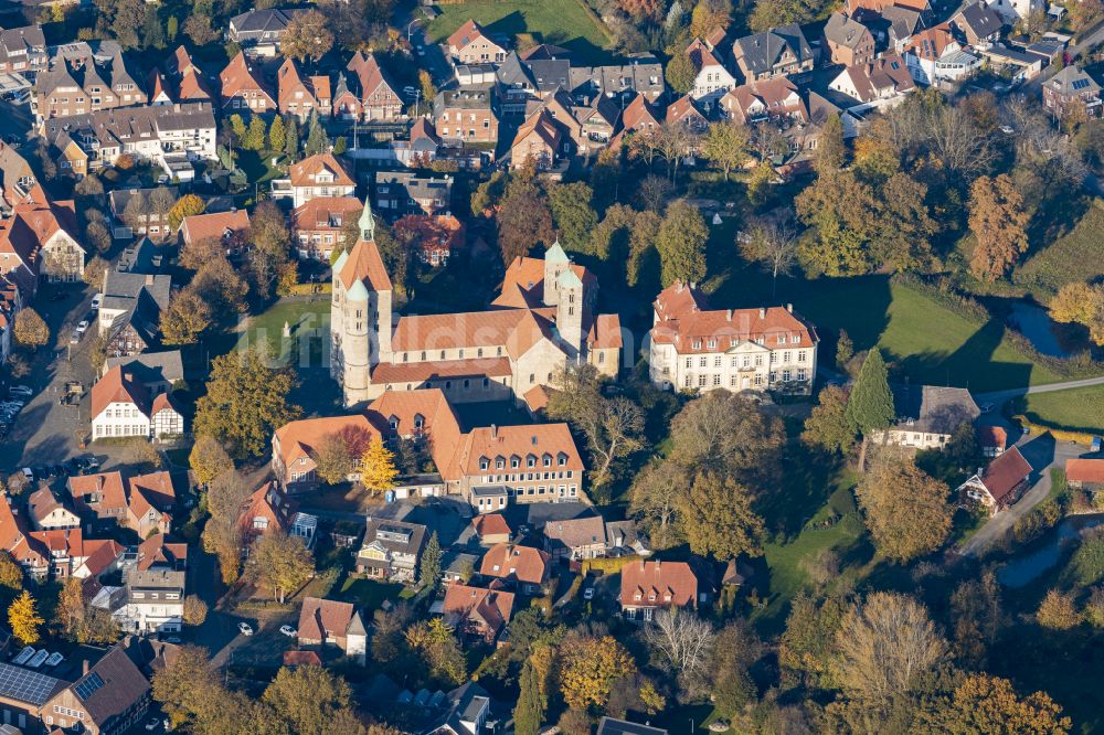 Luftaufnahme Freckenhorst - Kirchenturm am Kirchengebäude - Schloß Freckenhorst im Bundesland Nordrhein-Westfalen, Deutschland