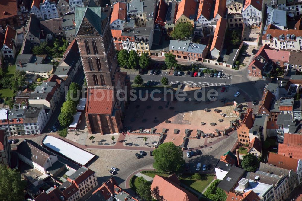 Wismar von oben - Kirchenturm der Marienkirche im Zentrum der Altstadt von Wismar im Bundesland Mecklenburg-Vorpommern