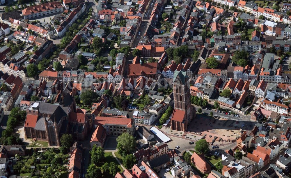 Wismar aus der Vogelperspektive: Kirchenturm der Marienkirche im Zentrum der Altstadt von Wismar im Bundesland Mecklenburg-Vorpommern