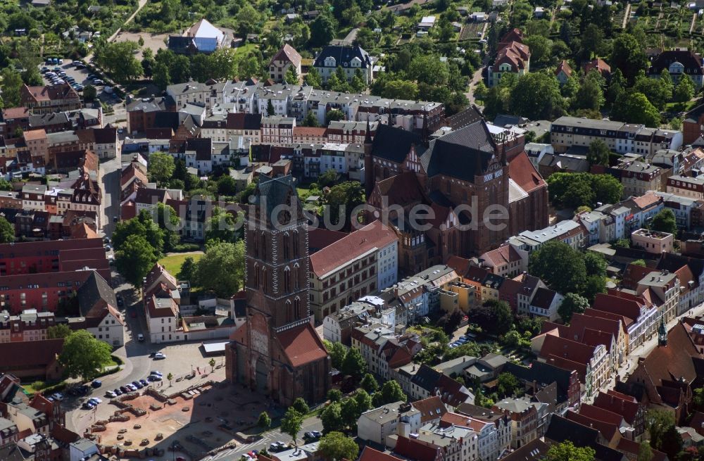 Wismar aus der Vogelperspektive: Kirchenturm der Marienkirche im Zentrum der Altstadt von Wismar im Bundesland Mecklenburg-Vorpommern