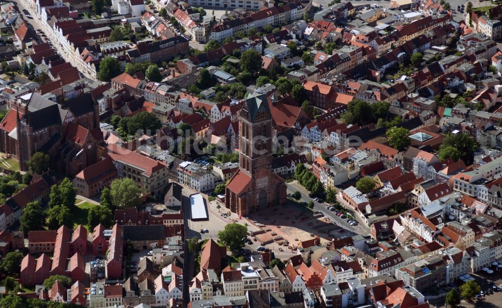 Wismar aus der Vogelperspektive: Kirchenturm der Marienkirche im Zentrum der Altstadt von Wismar im Bundesland Mecklenburg-Vorpommern