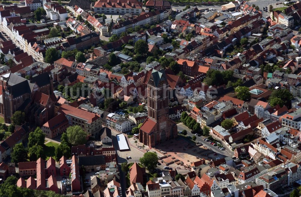 Luftbild Wismar - Kirchenturm der Marienkirche im Zentrum der Altstadt von Wismar im Bundesland Mecklenburg-Vorpommern