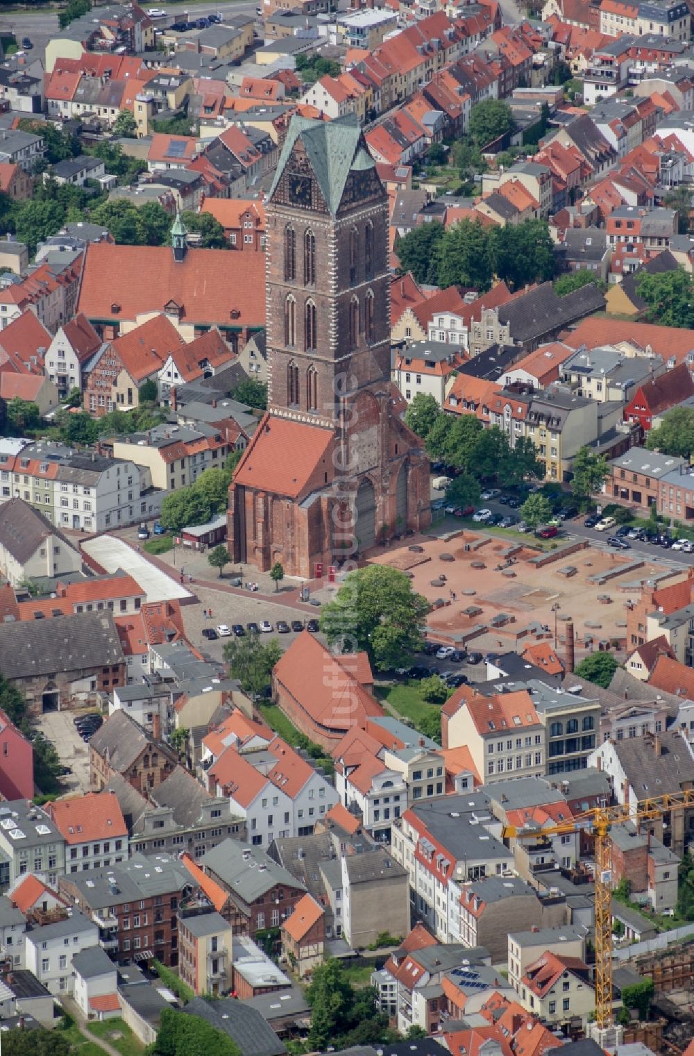 Wismar von oben - Kirchenturm der Marienkirche im Zentrum der Altstadt von Wismar im Bundesland Mecklenburg-Vorpommern