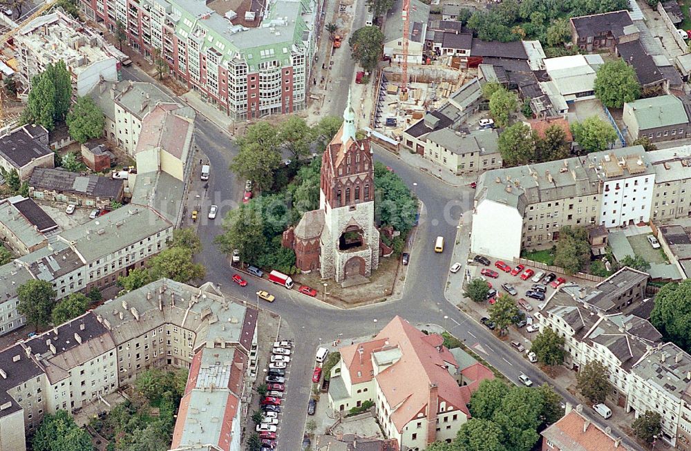 Luftbild Berlin - Kirchenturm am Mirbachplatz im Ortsteil Weißensee in Berlin, Deutschland