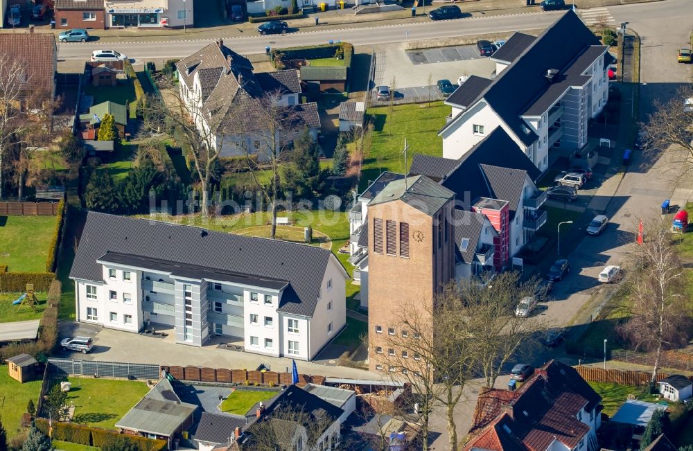 Bottrop aus der Vogelperspektive: Kirchturm Glockenturm an der Scharfstraße in Bottrop- Eigen im Bundesland Nordrhein- Westfalen