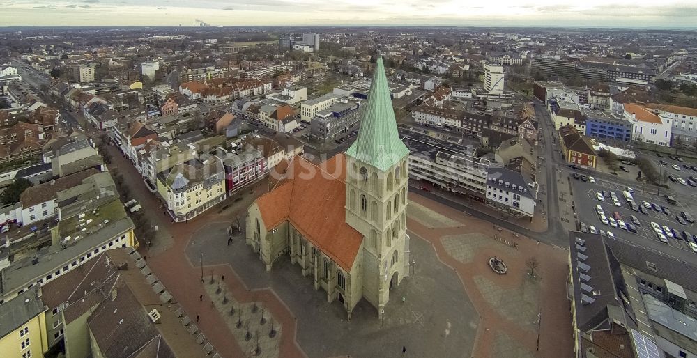 Hamm von oben - Kirchturm der Pauluskirche im Stadtzentrum am Marktplatz und Heinrich-Kleist-Forum in Hamm in Nordrhein-Westfalen