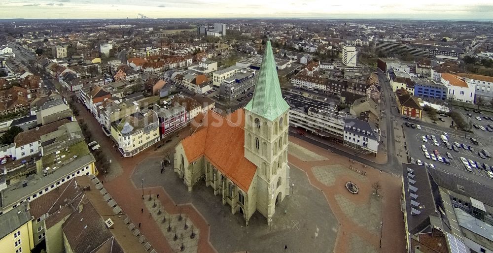 Hamm aus der Vogelperspektive: Kirchturm der Pauluskirche im Stadtzentrum am Marktplatz und Heinrich-Kleist-Forum in Hamm in Nordrhein-Westfalen