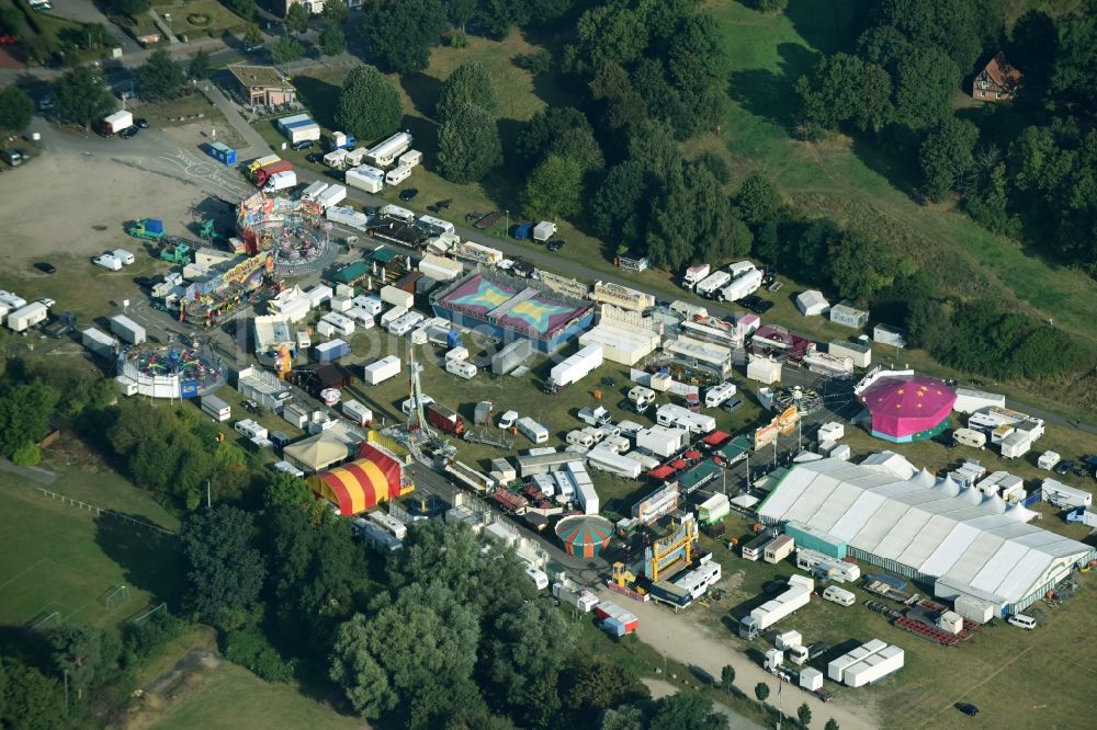 Lüneburg von oben - Kirmes - und Rummel- Veranstaltungsgelände beim Volksfest Bayerisches Oktoberfest in Lüneburg im Bundesland Niedersachsen