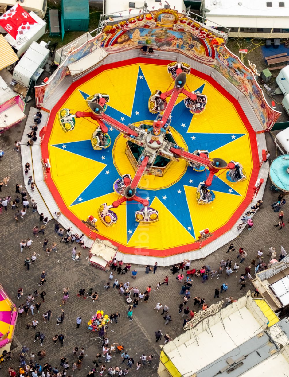 Herne aus der Vogelperspektive: Kirmes - und Rummel- Veranstaltungsgelände beim Volksfest Cranger Kirmes in Herne im Bundesland Nordrhein-Westfalen