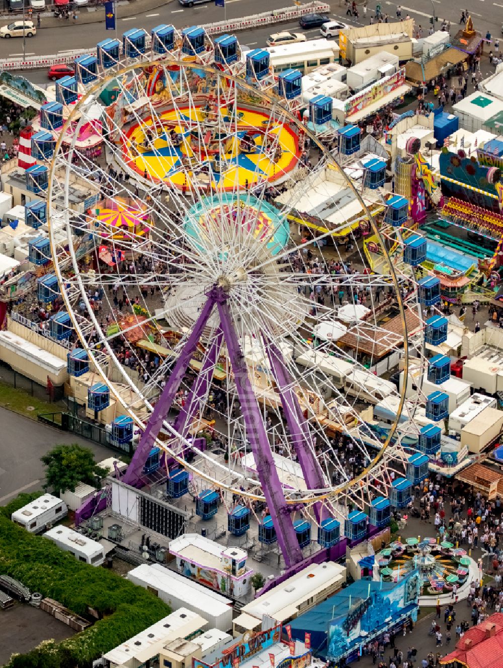 Herne von oben - Kirmes - und Rummel- Veranstaltungsgelände beim Volksfest Cranger Kirmes in Herne im Bundesland Nordrhein-Westfalen