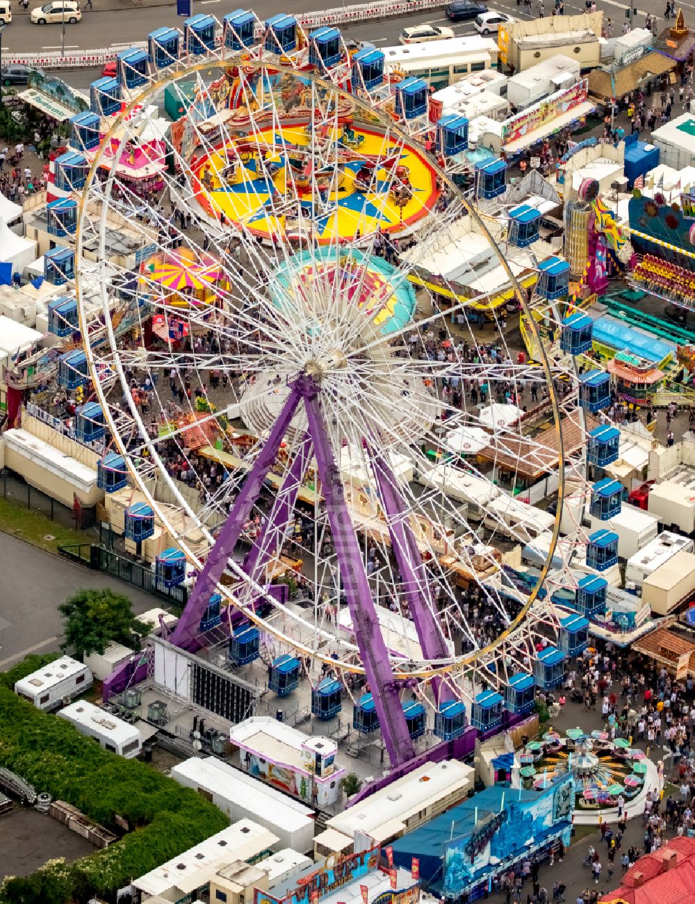 Herne aus der Vogelperspektive: Kirmes - und Rummel- Veranstaltungsgelände beim Volksfest Cranger Kirmes in Herne im Bundesland Nordrhein-Westfalen