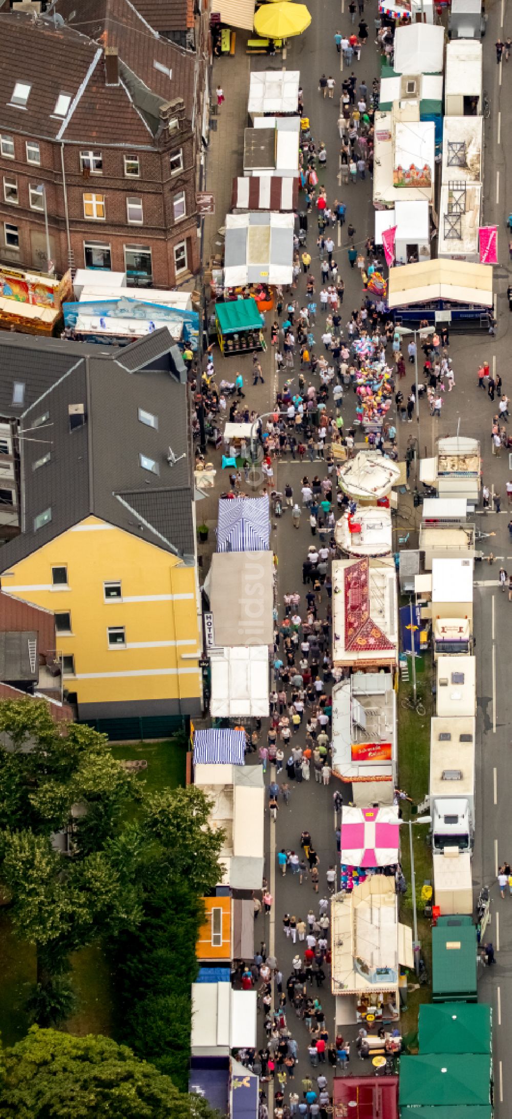 Luftaufnahme Herne - Kirmes - und Rummel- Veranstaltungsgelände beim Volksfest Cranger Kirmes in Herne im Bundesland Nordrhein-Westfalen