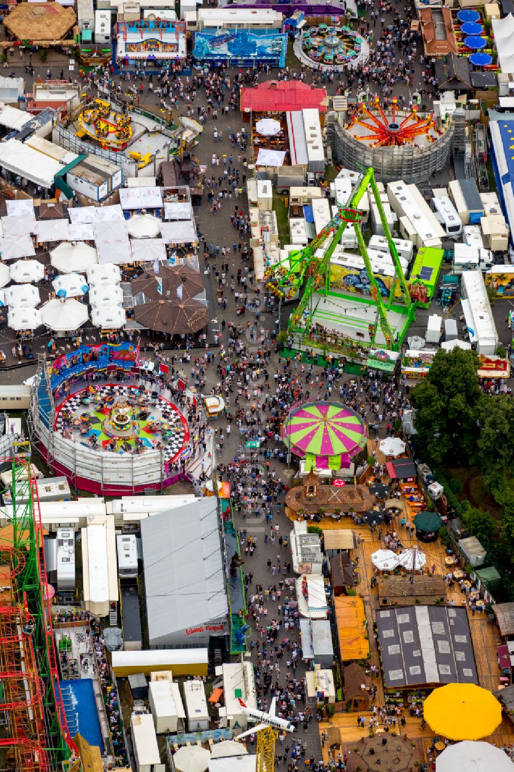 Herne von oben - Kirmes - und Rummel- Veranstaltungsgelände beim Volksfest Cranger Kirmes in Herne im Bundesland Nordrhein-Westfalen