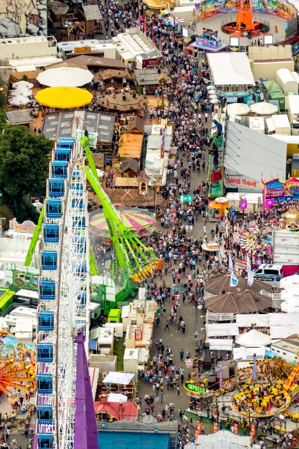 Herne von oben - Kirmes - und Rummel- Veranstaltungsgelände beim Volksfest Cranger Kirmes in Herne im Bundesland Nordrhein-Westfalen