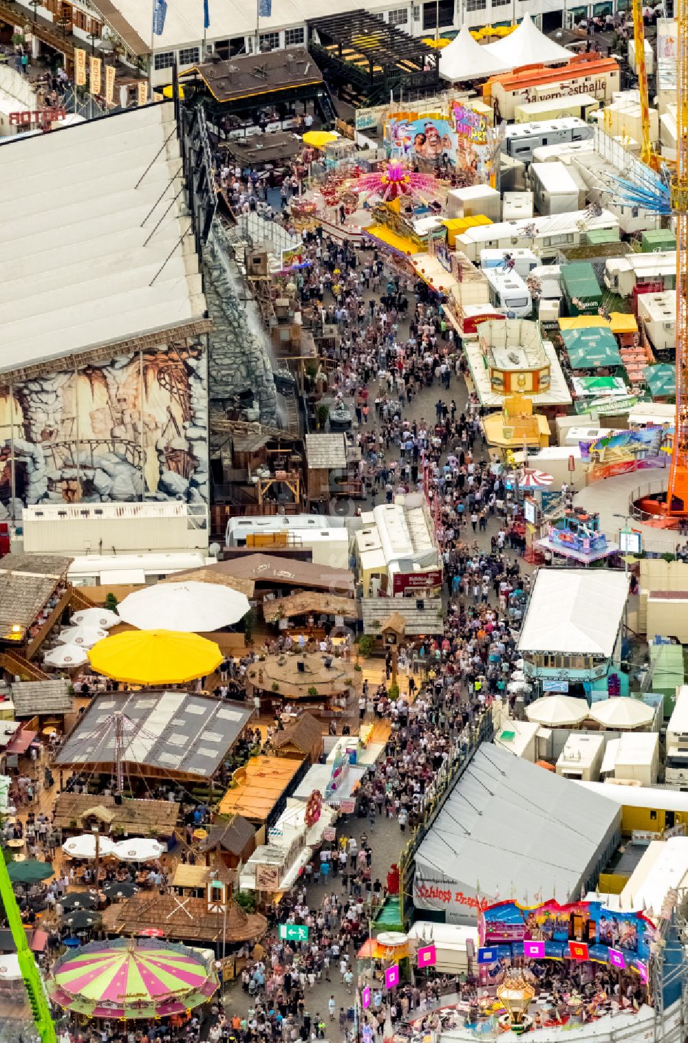 Herne aus der Vogelperspektive: Kirmes - und Rummel- Veranstaltungsgelände beim Volksfest Cranger Kirmes in Herne im Bundesland Nordrhein-Westfalen