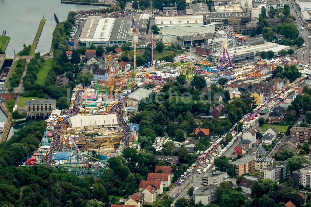 Herne von oben - Kirmes - und Rummel- Veranstaltungsgelände beim Volksfest Cranger Kirmes in Herne im Bundesland Nordrhein-Westfalen