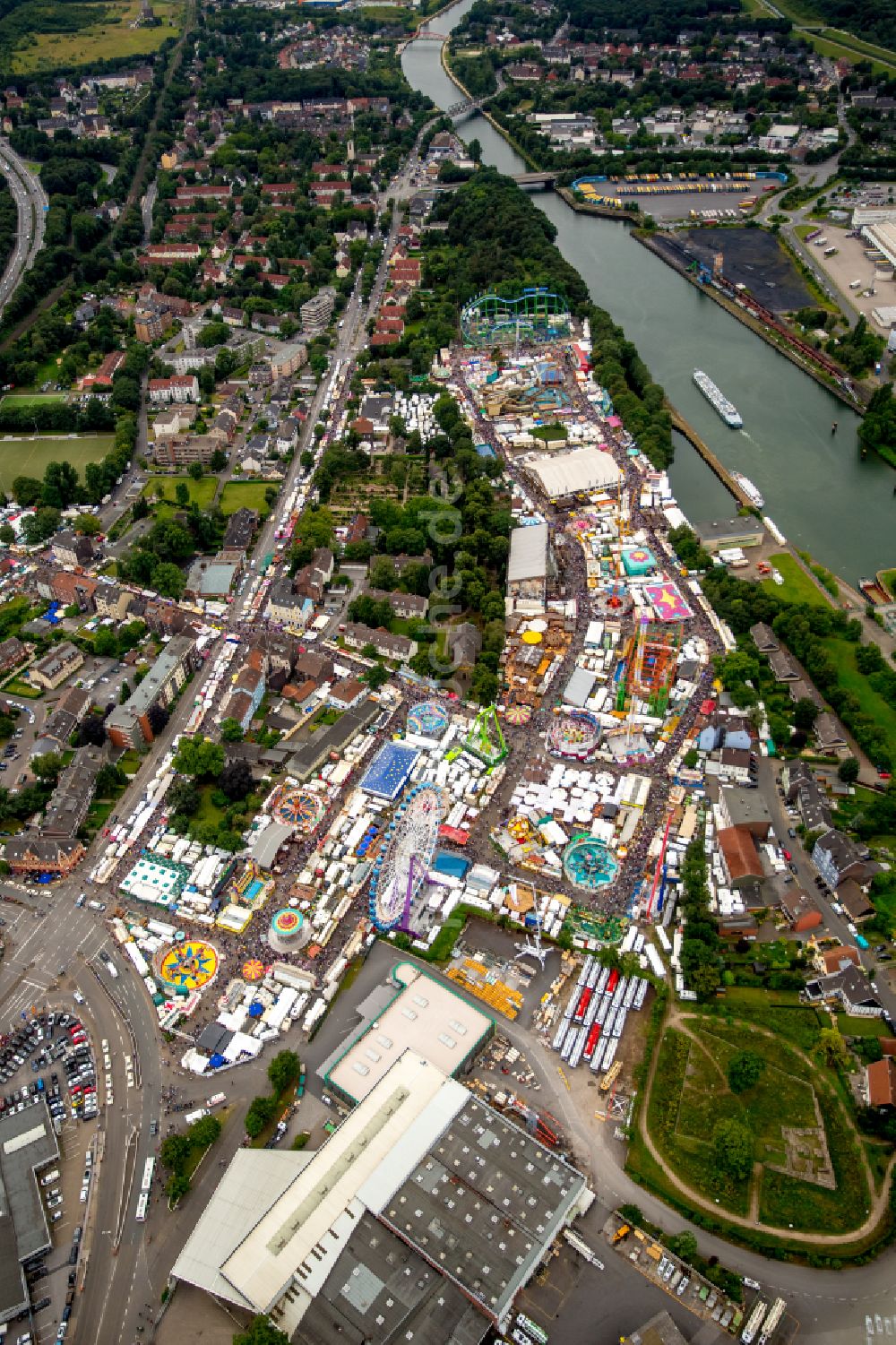 Herne von oben - Kirmes - und Rummel- Veranstaltungsgelände beim Volksfest Cranger Kirmes in Herne im Bundesland Nordrhein-Westfalen