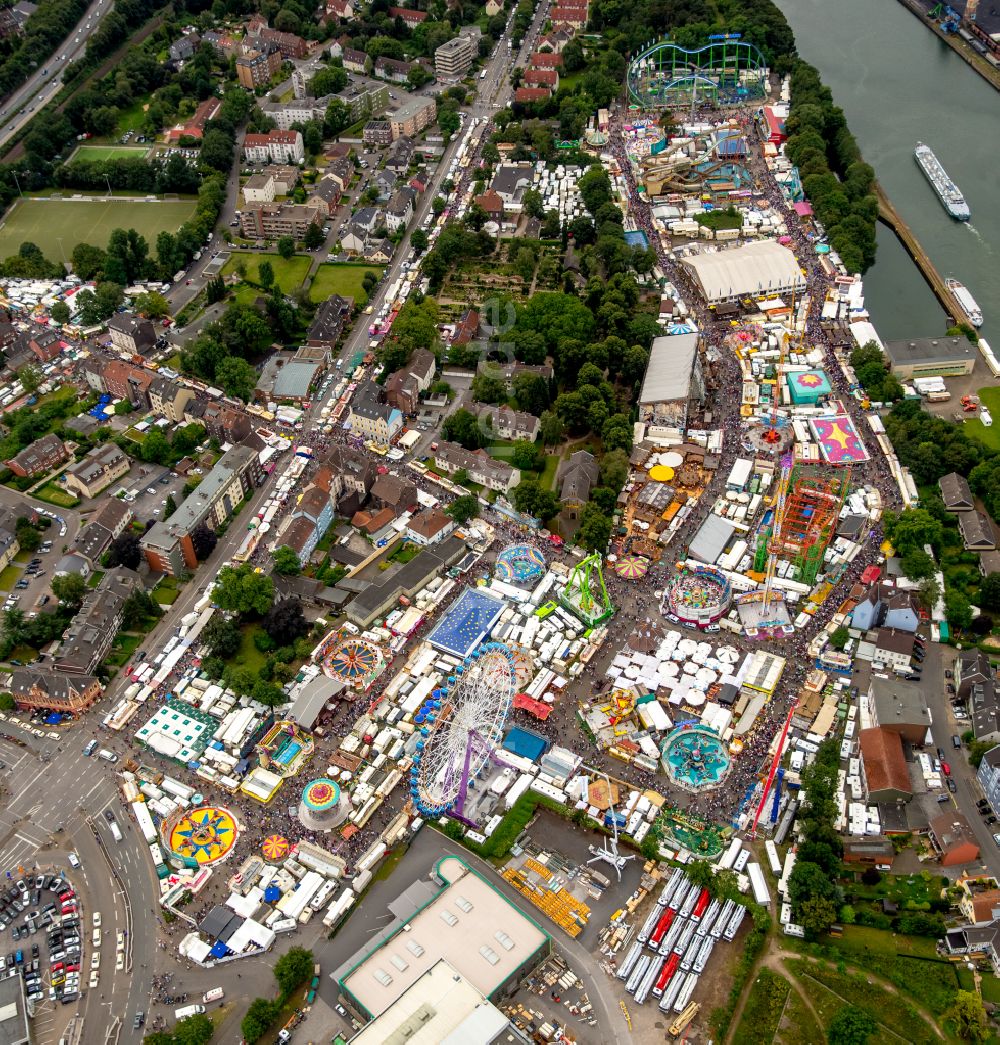 Herne aus der Vogelperspektive: Kirmes - und Rummel- Veranstaltungsgelände beim Volksfest Cranger Kirmes in Herne im Bundesland Nordrhein-Westfalen