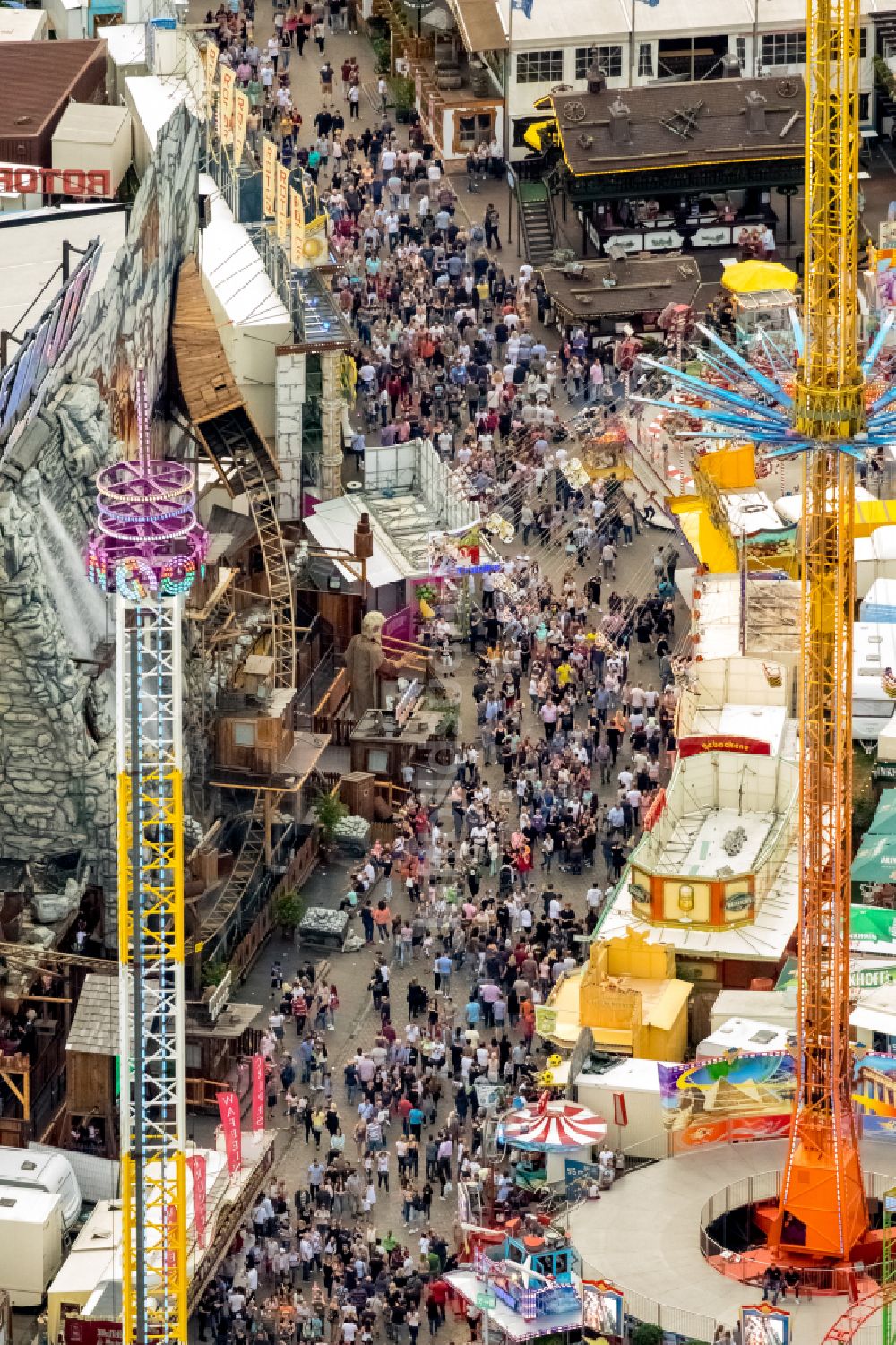 Luftaufnahme Herne - Kirmes - und Rummel- Veranstaltungsgelände beim Volksfest Cranger Kirmes in Herne im Bundesland Nordrhein-Westfalen