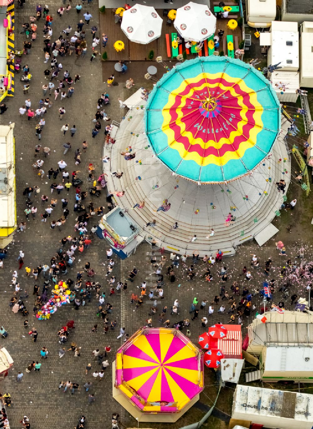 Luftaufnahme Herne - Kirmes - und Rummel- Veranstaltungsgelände beim Volksfest Cranger Kirmes in Herne im Bundesland Nordrhein-Westfalen