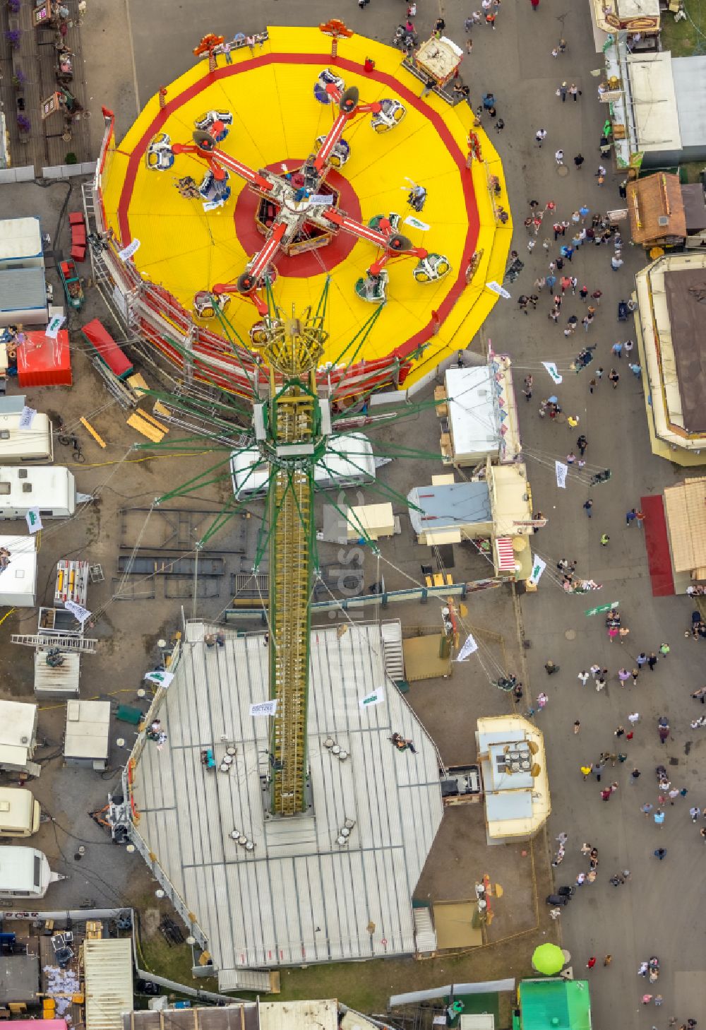 Herne von oben - Kirmes - und Rummel- Veranstaltungsgelände beim Volksfest Cranger Kirmes in Herne im Bundesland Nordrhein-Westfalen