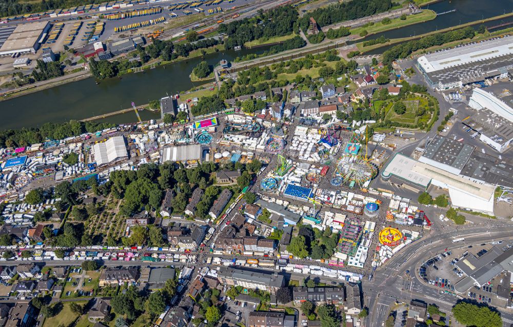 Herne aus der Vogelperspektive: Kirmes - und Rummel- Veranstaltungsgelände beim Volksfest Cranger Kirmes in Herne im Bundesland Nordrhein-Westfalen, Deutschland