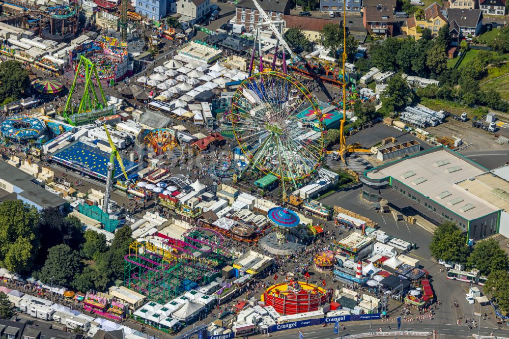 Herne aus der Vogelperspektive: Kirmes - und Rummel- Veranstaltungsgelände beim Volksfest Cranger Kirmes in Herne im Bundesland Nordrhein-Westfalen, Deutschland