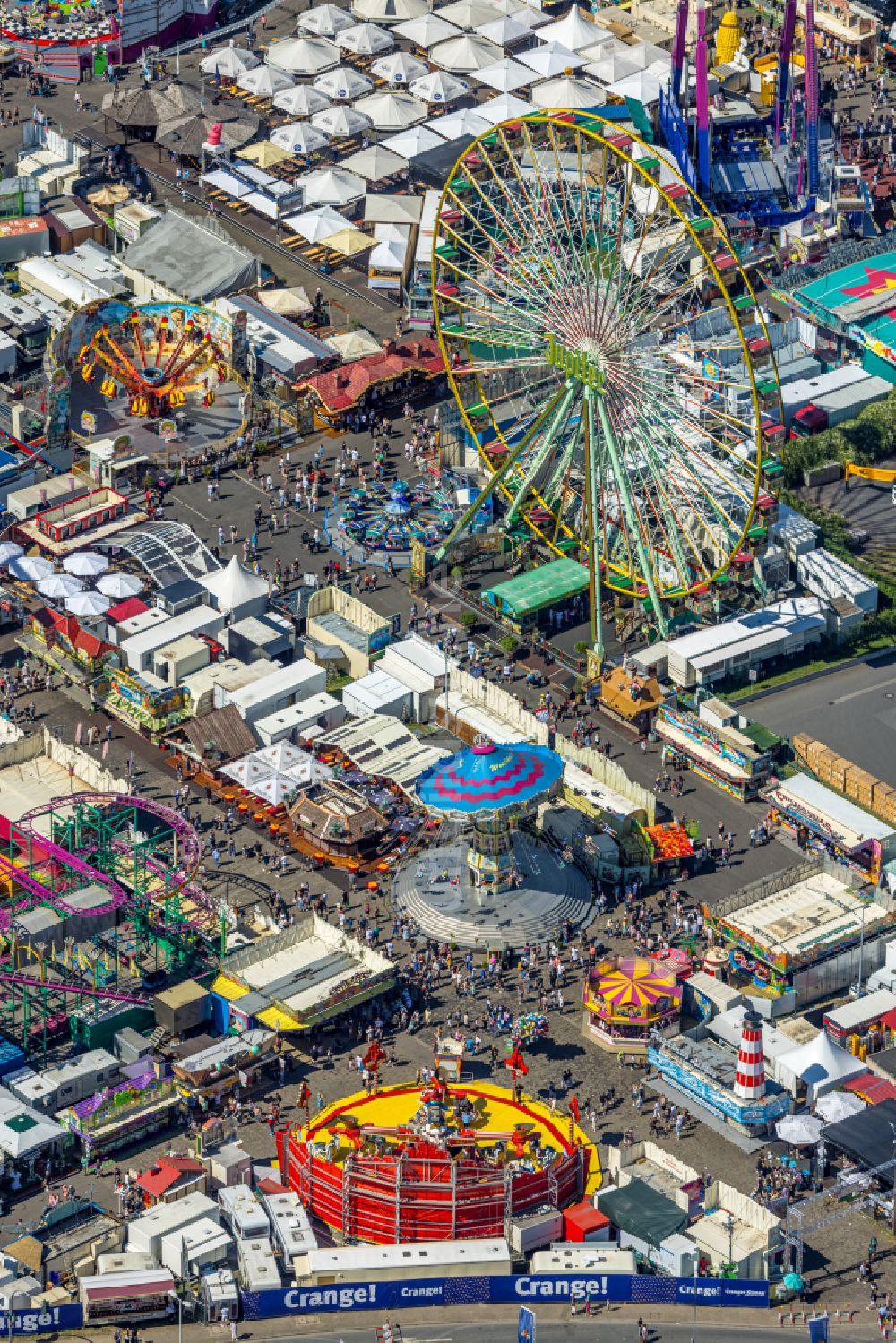 Herne von oben - Kirmes - und Rummel- Veranstaltungsgelände beim Volksfest Cranger Kirmes in Herne im Bundesland Nordrhein-Westfalen, Deutschland