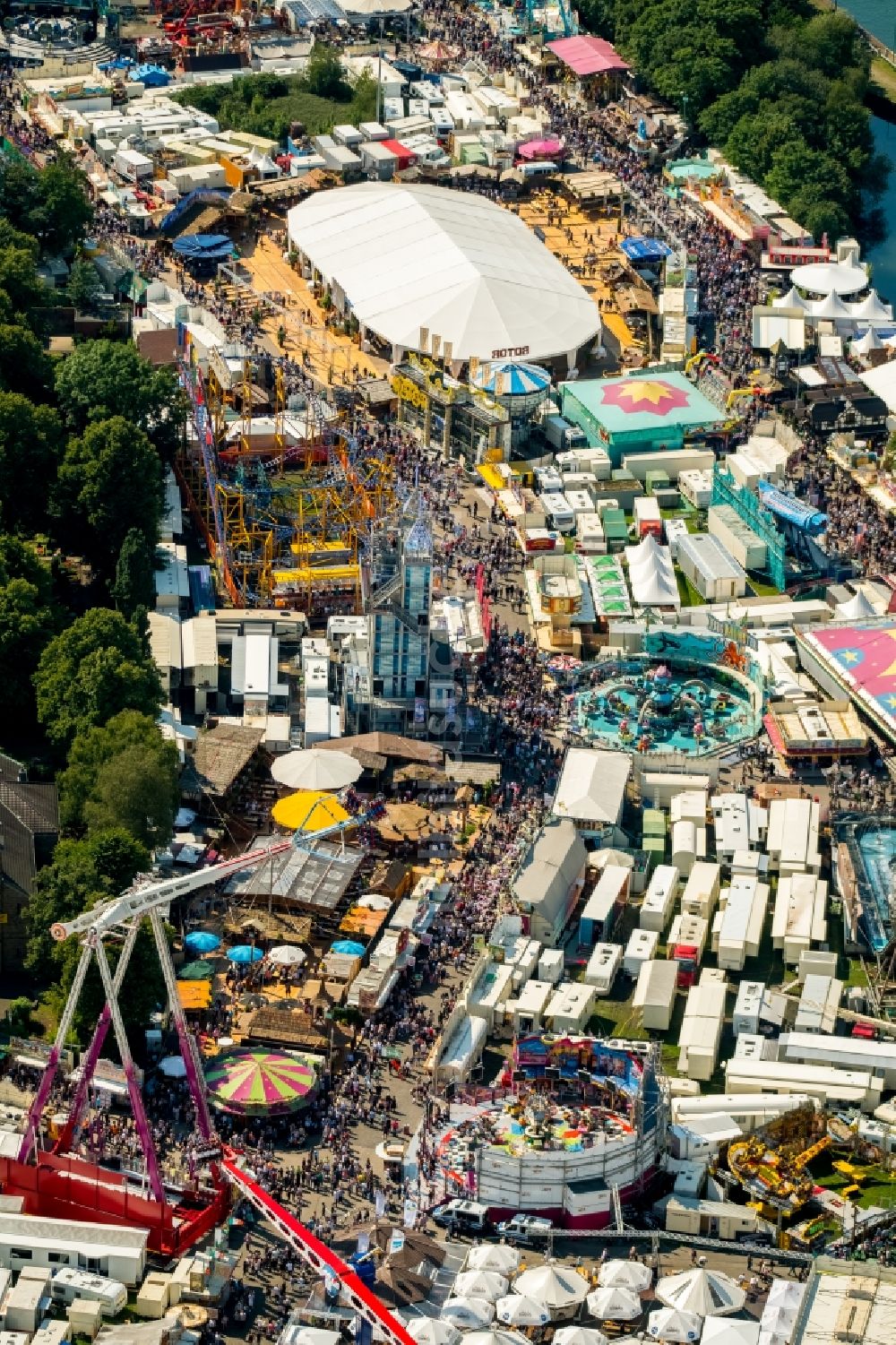 Herne aus der Vogelperspektive: Kirmes - und Rummel- Veranstaltungsgelände beim Volksfest Cranger Kirmes im Ortsteil Cranger in Herne im Bundesland Nordrhein-Westfalen - NRW, Deutschland