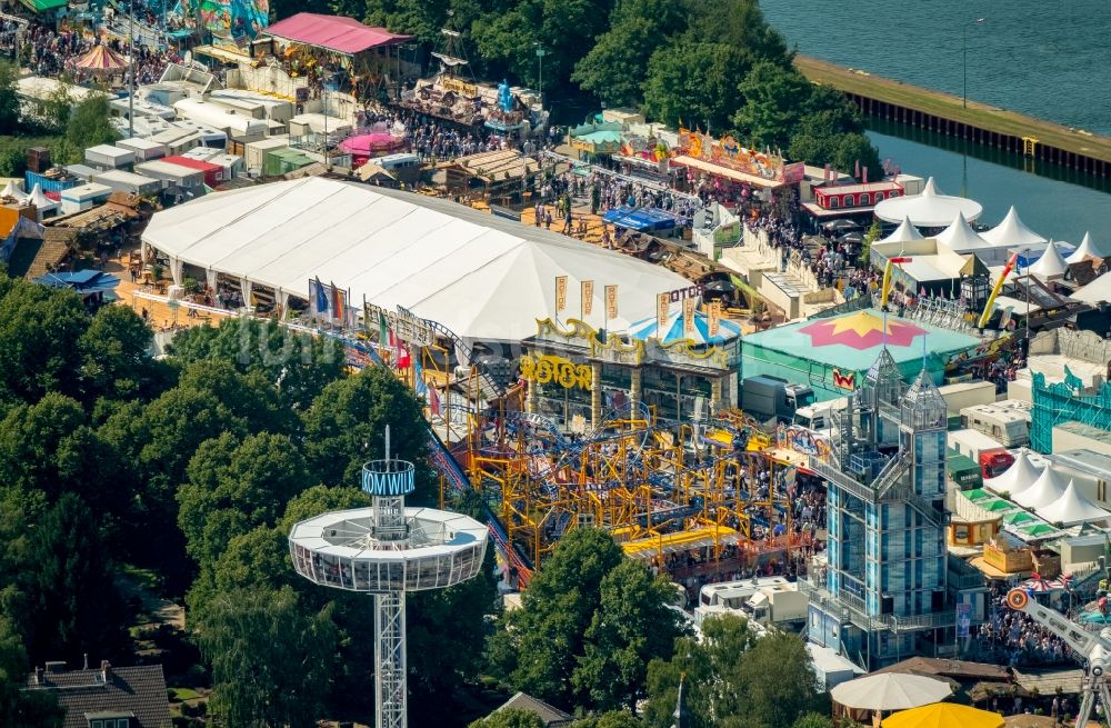 Herne von oben - Kirmes - und Rummel- Veranstaltungsgelände beim Volksfest Cranger Kirmes im Ortsteil Cranger in Herne im Bundesland Nordrhein-Westfalen - NRW, Deutschland