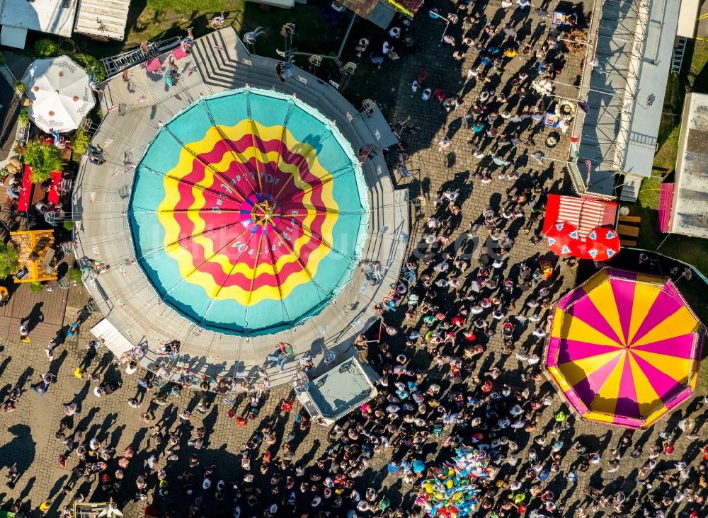 Luftaufnahme Herne - Kirmes - und Rummel- Veranstaltungsgelände beim Volksfest Cranger Kirmes im Ortsteil Cranger in Herne im Bundesland Nordrhein-Westfalen - NRW, Deutschland