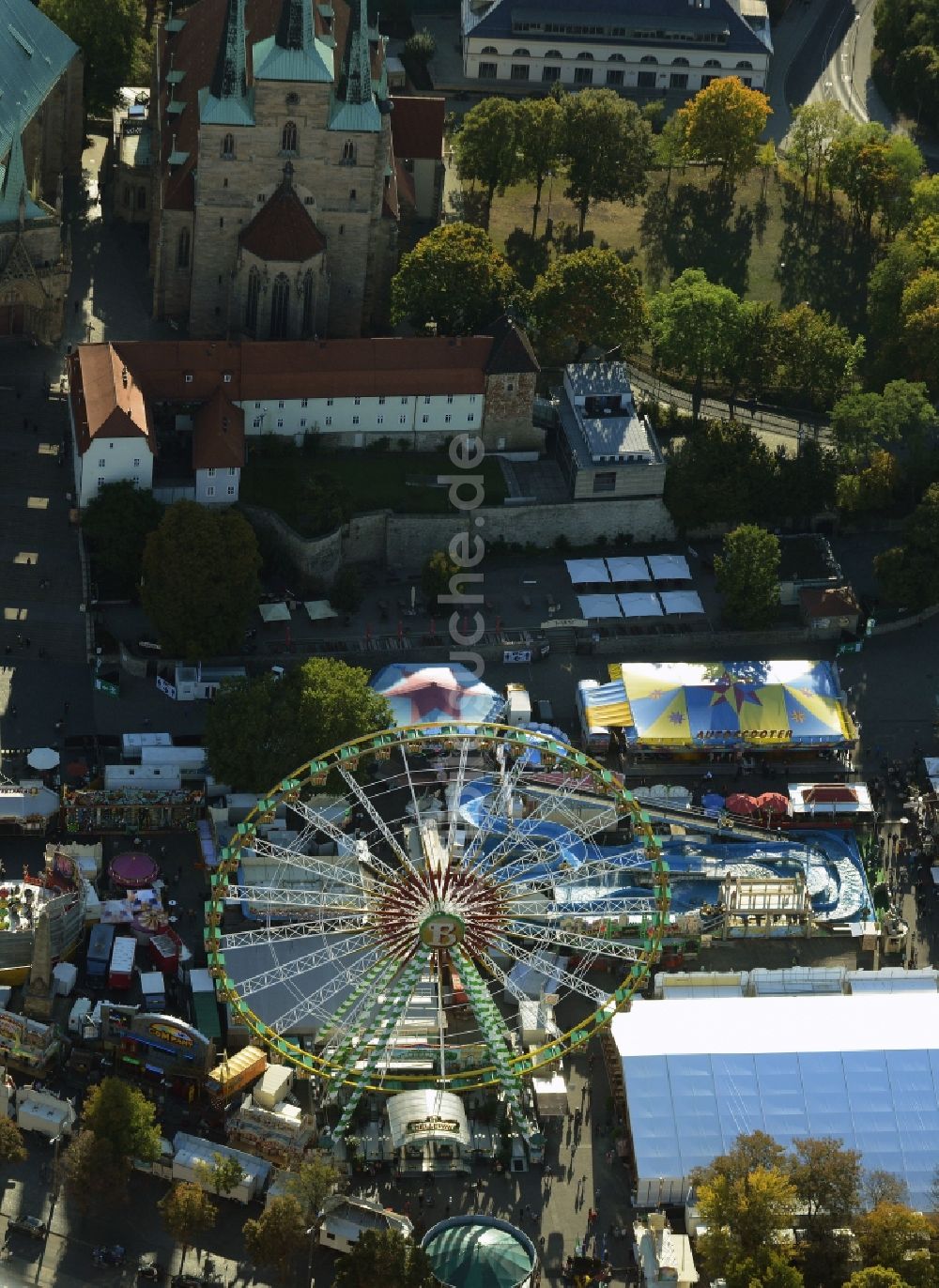 Erfurt von oben - Kirmes - und Rummel- Veranstaltungsgelände beim Volksfest auf dem Domplatz der Altstadt in Erfurt im Bundesland Thüringen