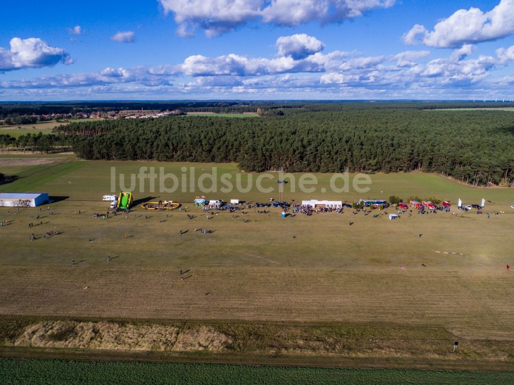 Luftbild Planetal - Kirmes - und Rummel- Veranstaltungsgelände beim Volksfest 18. Drachenfest in Locktow in Planetal im Bundesland Brandenburg, Deutschland