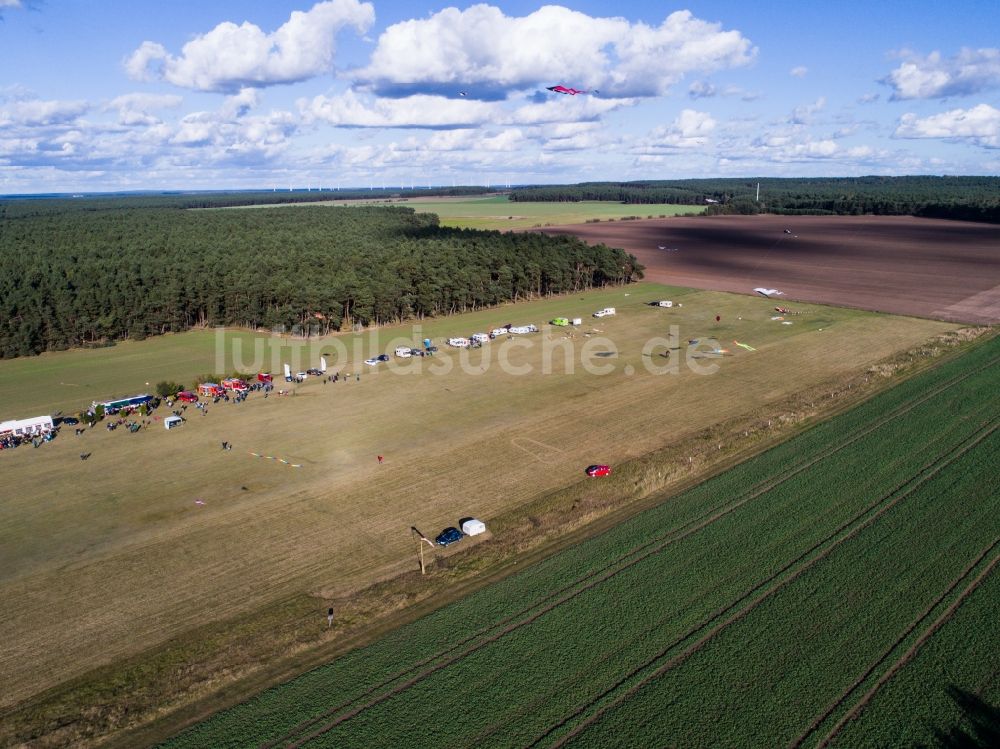 Luftaufnahme Planetal - Kirmes - und Rummel- Veranstaltungsgelände beim Volksfest 18. Drachenfest in Locktow in Planetal im Bundesland Brandenburg, Deutschland