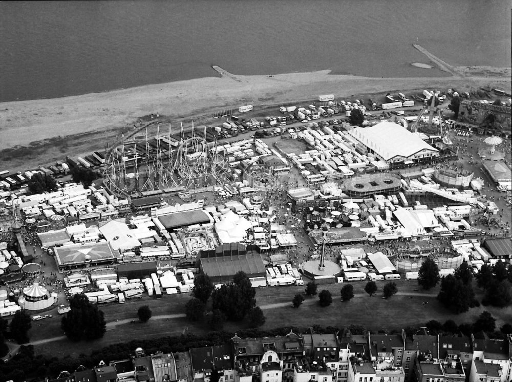 Luftaufnahme Düsseldorf - Kirmes - und Rummel- Veranstaltungsgelände beim Volksfest Festwiese Oberkassel auf den Rheinwiesen am Rhein - Ufer in Düsseldorf im Bundesland Nordrhein-Westfalen, Deutschland