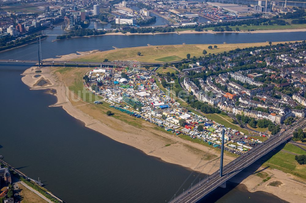 Luftaufnahme Düsseldorf - Kirmes - und Rummel- Veranstaltungsgelände beim Volksfest Festwiese Oberkassel auf den Rheinwiesen am Rhein - Ufer in Düsseldorf im Bundesland Nordrhein-Westfalen, Deutschland